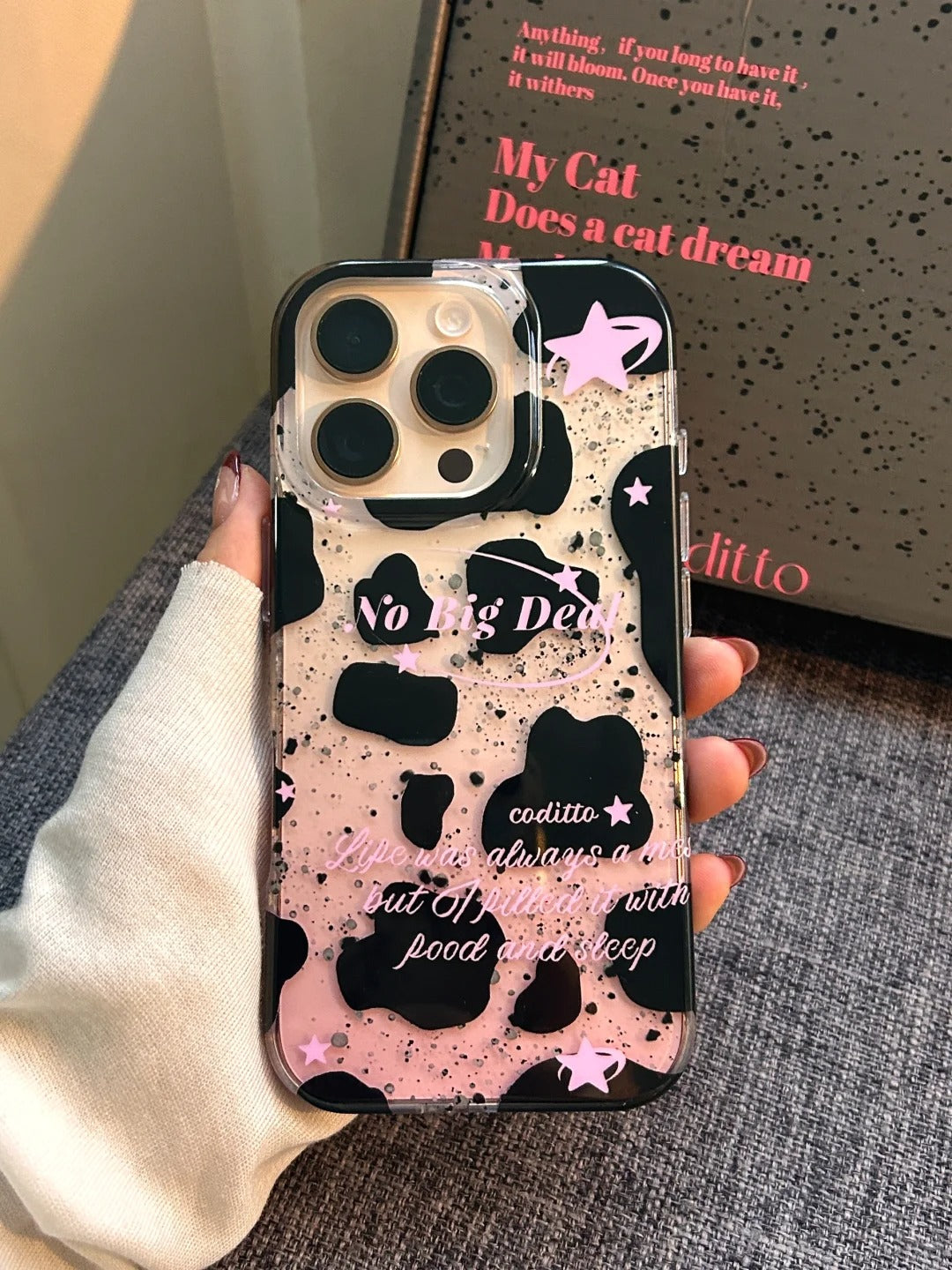 The high-value mobile phone case with classic gradient pink design looks good when paired with iPhone 16 Pro Desert Gold