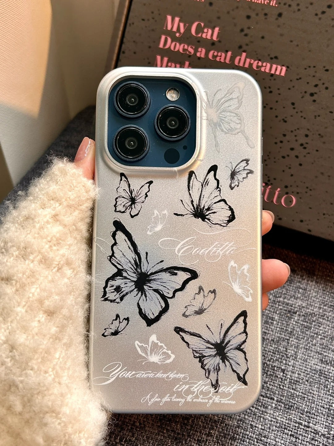 The matte textured electroplated mobile phone goes well with the blue iPhone 15pro