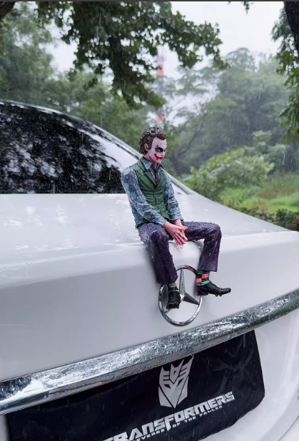 Figura de payaso muy vendida, juguete de moda Hislaijie Joker, modelo de figura con postura sentada, adorno para automóvil